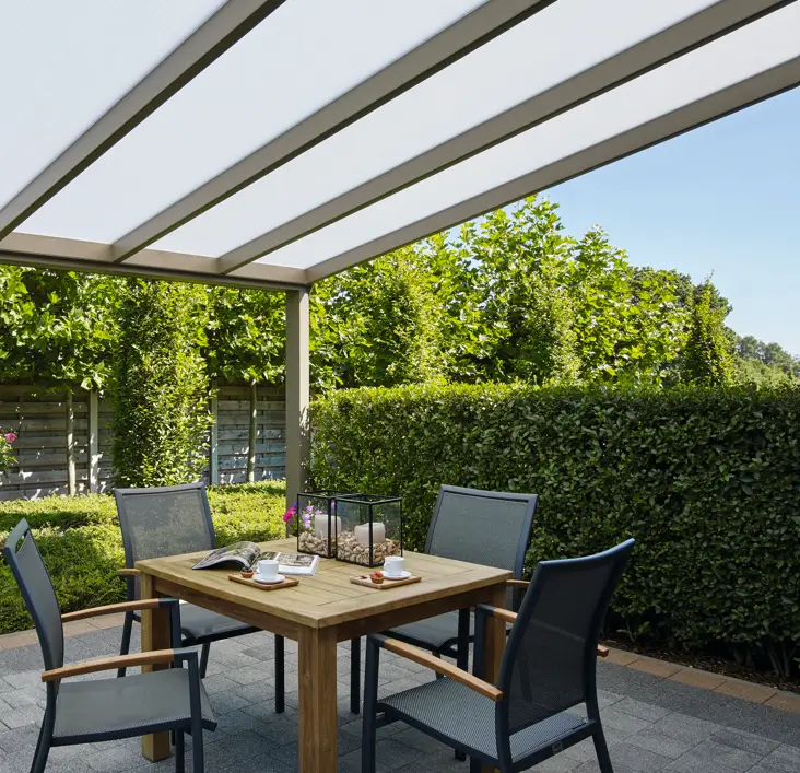 Vue sous une pergola Lumera autoportée