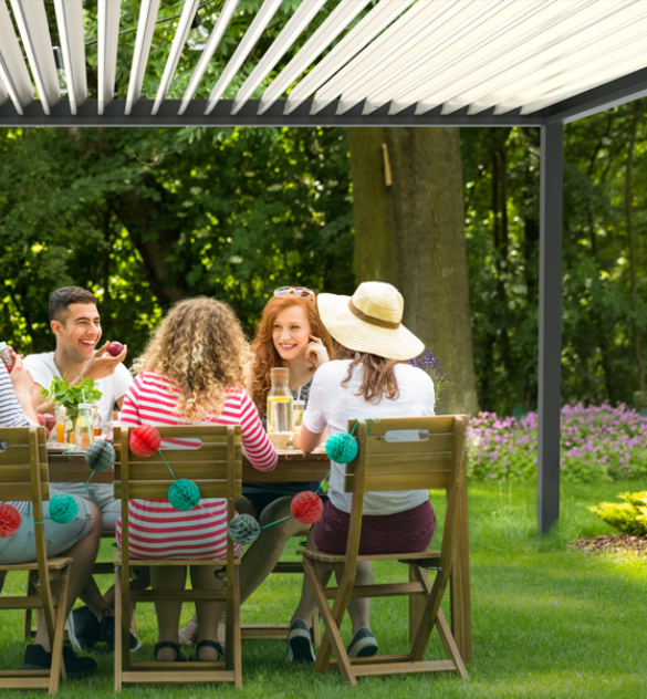 Moment convivial sous une pergola bioclimatique Lumera