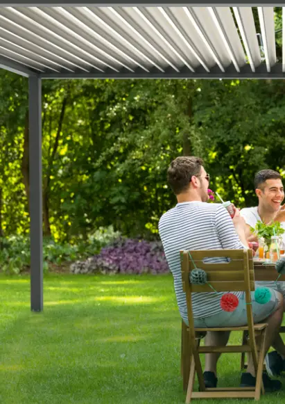 Entre amis sous une pergola bioclimatique